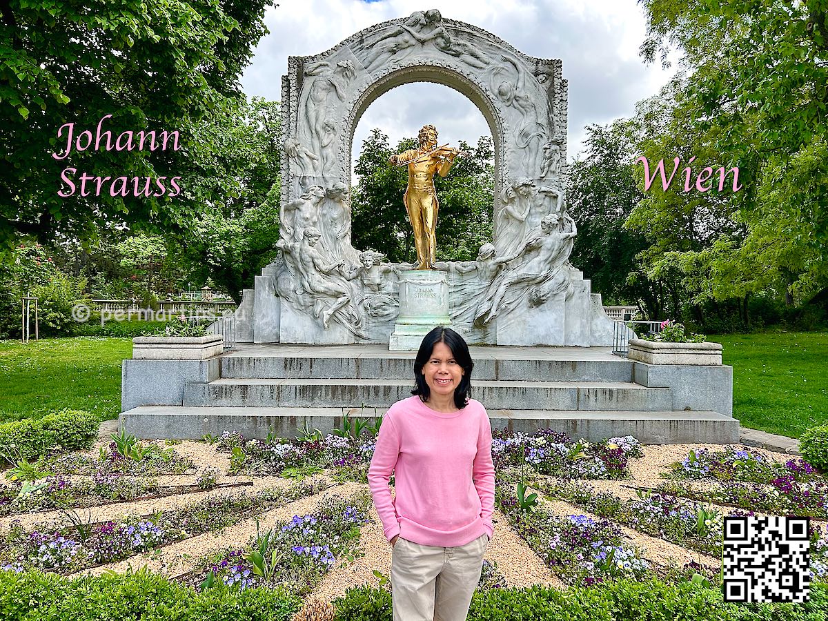 Austria Vienna Stadtpark women in front of golden statue Johann Strauss