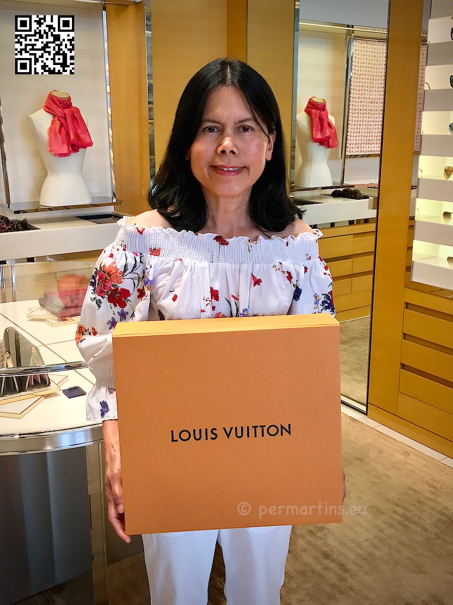 Italy Padova woman holding an orange Louis Vuitton box 